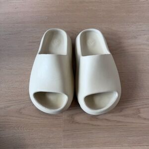 Yeezy Slides Size 5